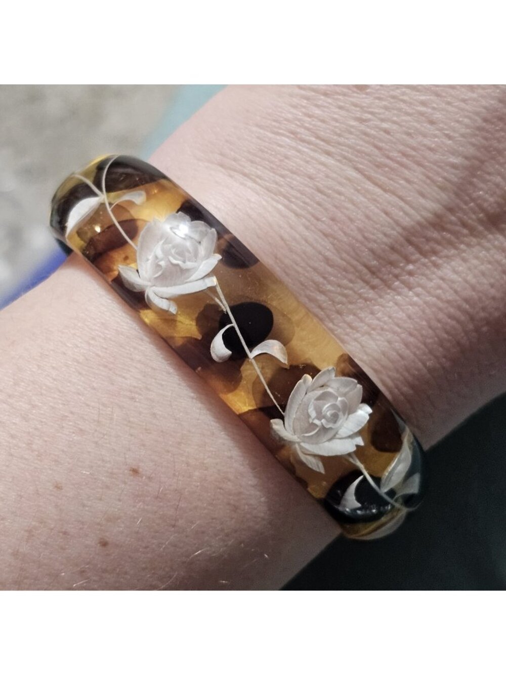 (599) Bangle Reverse Carved Painted Swirl Lucite Rose Flower Cuff Bracelet Vinta